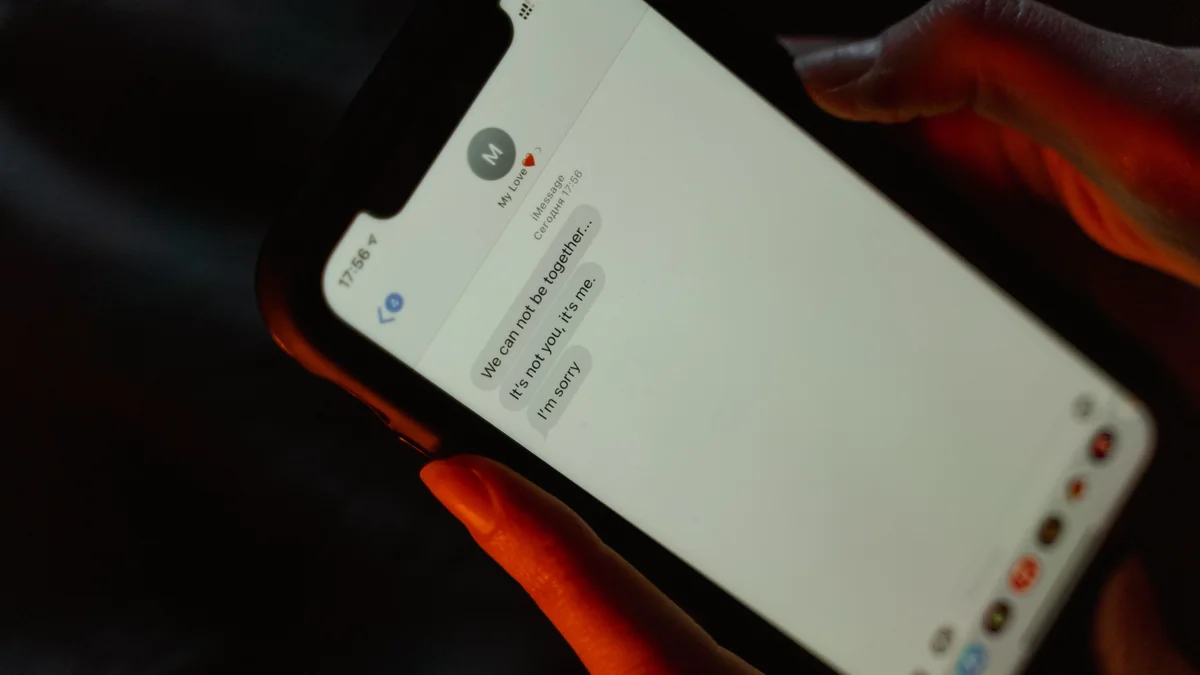 Smartphone showing a delayed reply in a messaging conversation