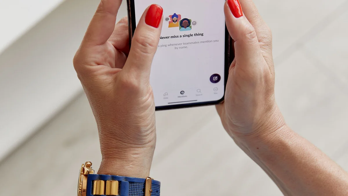 Smartphone showing an online messaging situation with no reply